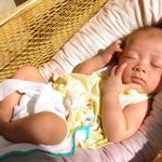 Tắm nắng cho trẻ sơ sinh Lợi ích và cách thực hiện đúng